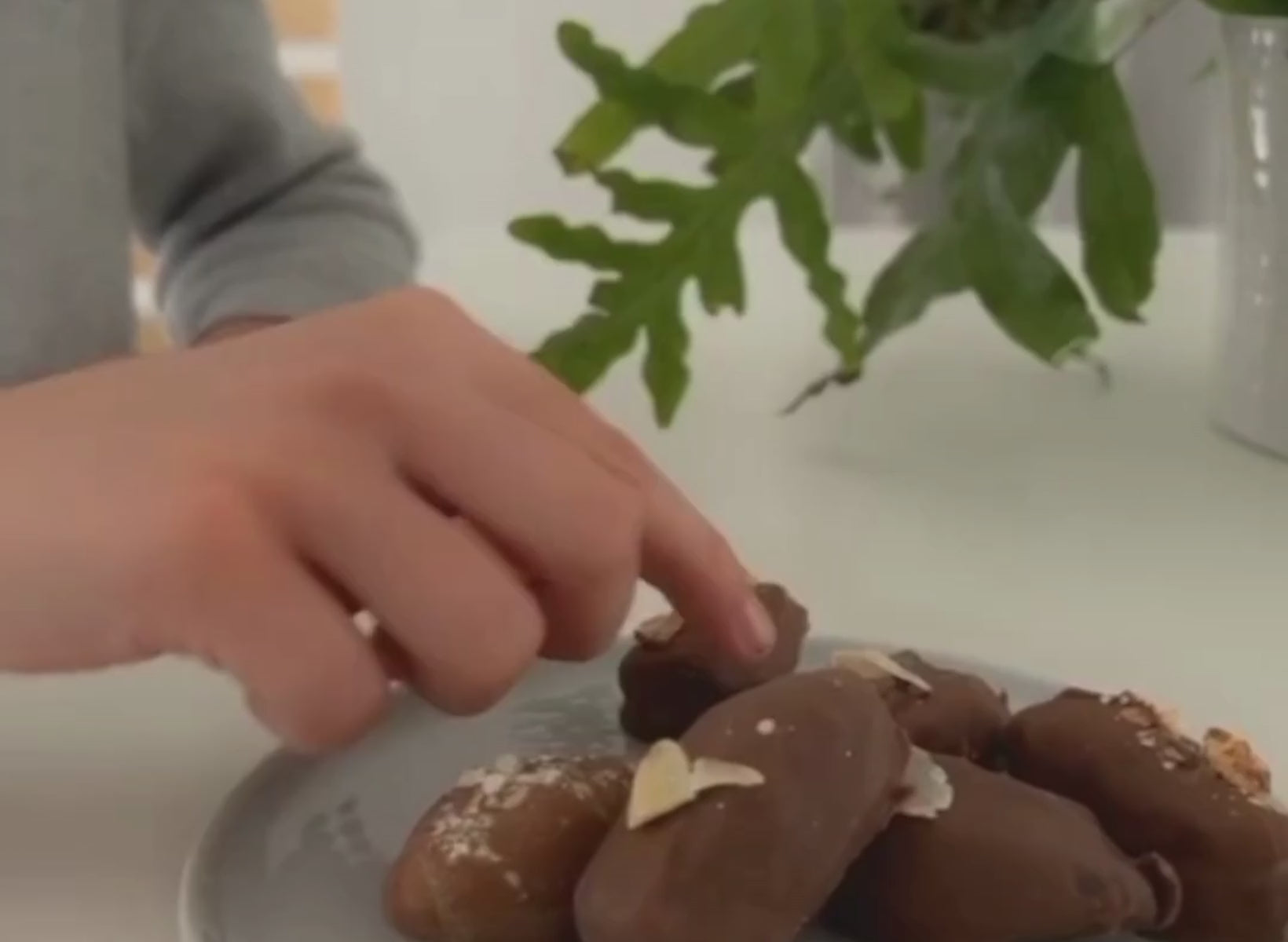 Charger la vidéo : Video d&#39;enfants qui mangent